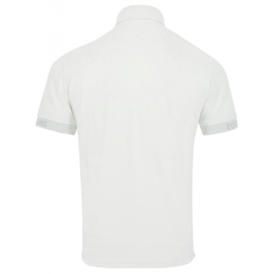 Camiseta polo branca vista de costas com texto cinzento nos punhos