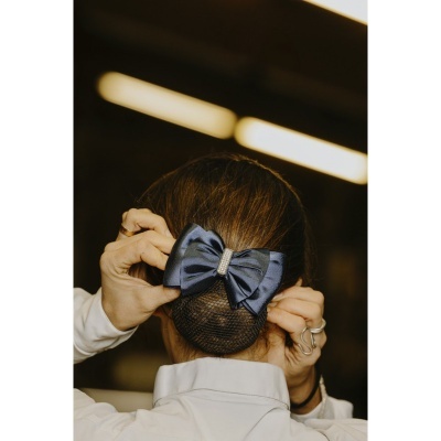 Presilha de cabelo azul escuro com detalhe em strass