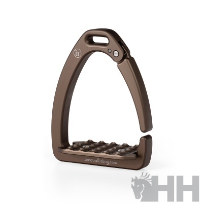 Estribo de cavalo metálico castanho com plataforma antiderrapante e texto InnovaRiding.com