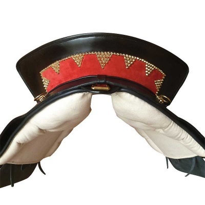 Sela de equitação preta com detalhes vermelhos e dourados