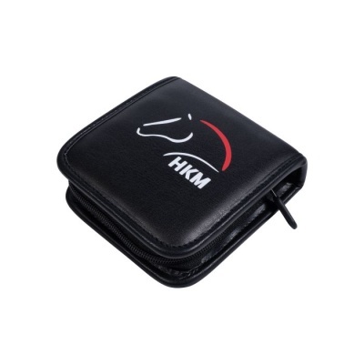 Estojo preto quadrado com fecho e logótipo HKM
