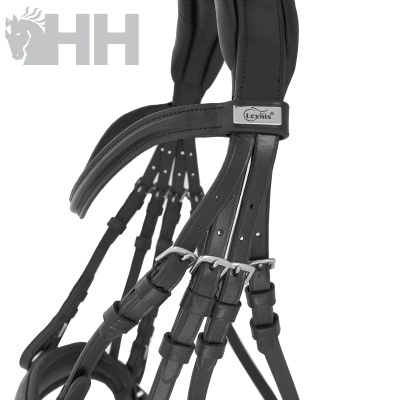 Rédea de cavalo em pele preta com fivelas metálicas e etiqueta 'Le Mieux'