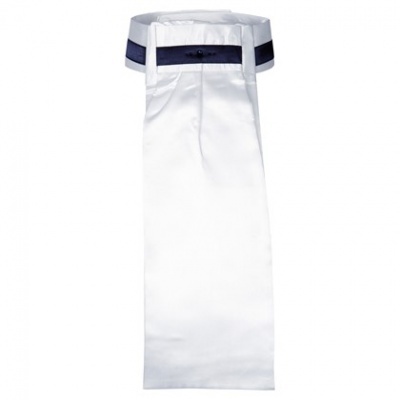 Gravata branca com faixa azul escura e botão preto no centro.