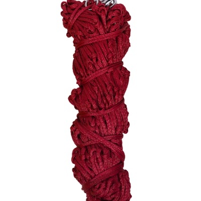 Cordão vermelho enrolado com argolas metálicas