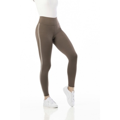 Leggings castanhas com faixa lateral bege e ténis brancos