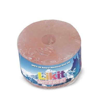 Bloco redondo de sal do Himalaia cor-de-rosa com etiqueta azul e texto promocional