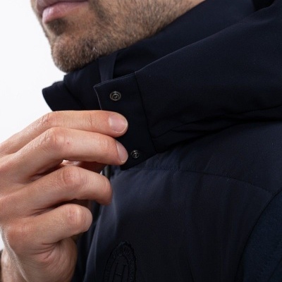 Casaco azul escuro acolchoado com gola alta e fecho de pressão