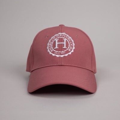 Boné rosa com bordado branco frontal