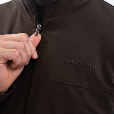 casaco castanho escuro com fecho de correr e logótipo HARCOUR bordado