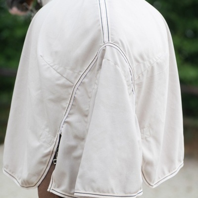 Manta branca para cavalo em tecido resistente cobrindo o corpo do animal