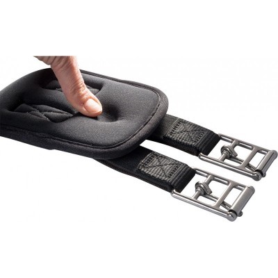 Correia preta com almofada e fivelas metálicas para ajuste.