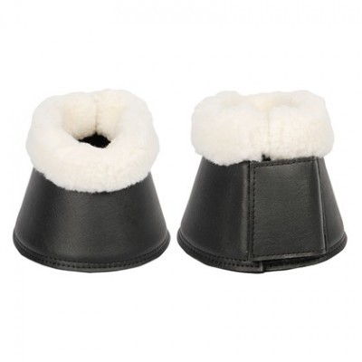 Protetores de casco para cavalo negros com forro branco felpudo.