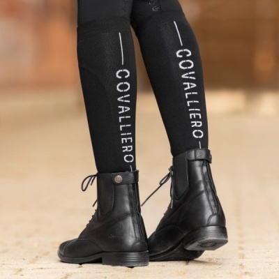 Botas pretas de couro com atacadores e meias pretas com texto COVALLIERO.