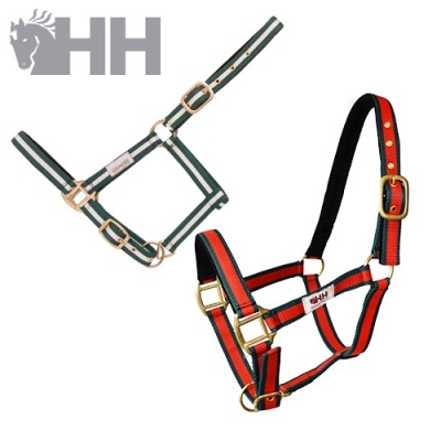 Dois cabrestos para cavalos em tecido verde e vermelho com metal dourado e etiquetas HH