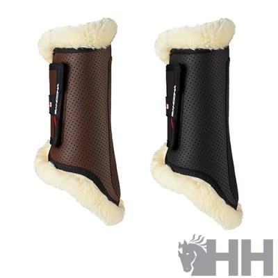 Duas proteções para pernas de cavalo castanha e preta com pelúcia branca e fecho de velcro preto ao lado do logo HH cinzento