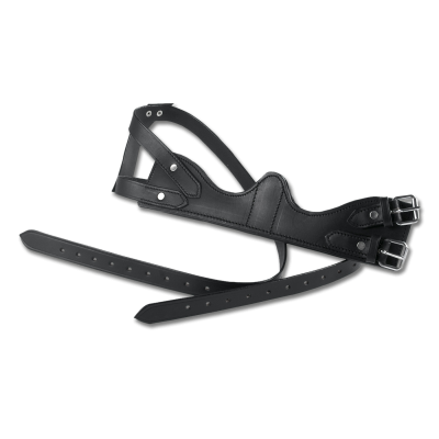 Máscara preta com fivelas metálicas