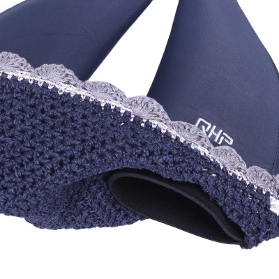 Tapete ou toalha azul escuro com textura de crochê e borda rendada cinza claro