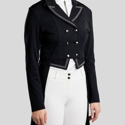 Casaco preto com botões prateados e gola com detalhes cinzentos usado com calças justas brancas.