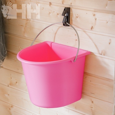 Balde rosa pendurado em parede de madeira