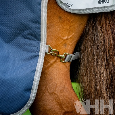 Cobertura de tecido azul para cavalo com fecho metálico e texto AMIGO