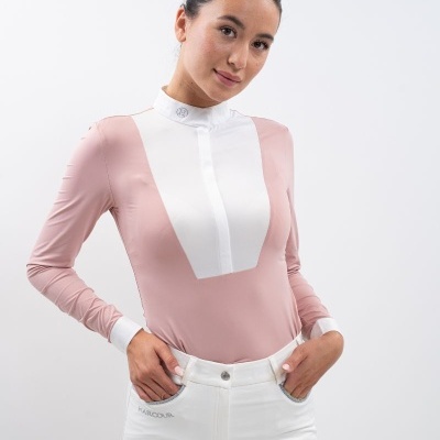 Pessoa com blusa rosa e branca e calças brancas em fundo branco