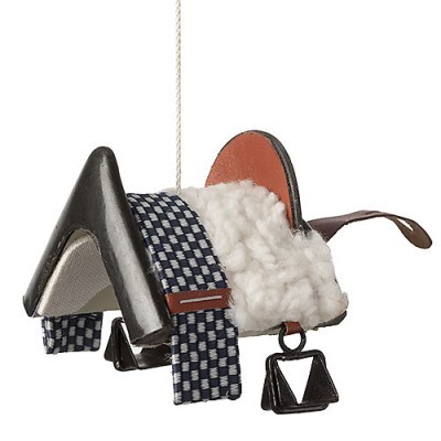 Sela decorativa pendurada de material sintético e tecido com partes em preto, castanho e branco felpudo.