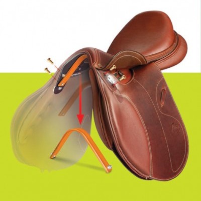 Sela de equitação castanha em couro com ferragens metálicas