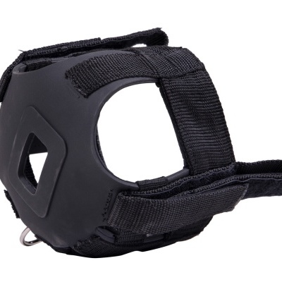 Proteção ou arnês preto com tiras ajustáveis e argola metálica