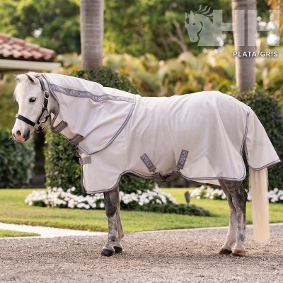Cavalo com cobertura cinza claro padrão malha com protecção para pescoço em jardim