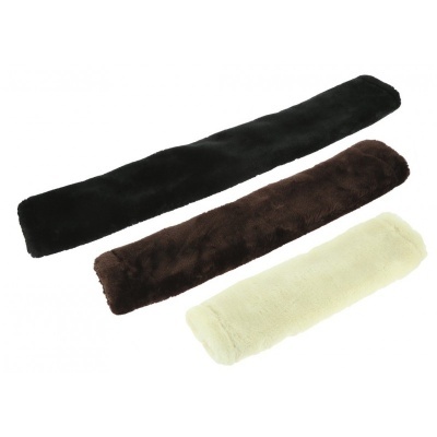 Três almofadas longas de pelúcia preta, castanha e creme sobre fundo branco