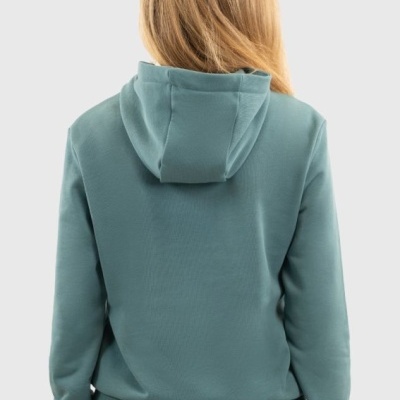 Casaco com capuz azul-acinzentado de mulher visto de costas