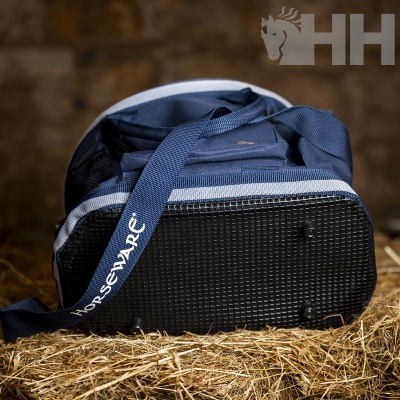 Mala desportiva azul e cinza com base preta texturizada sobre palha