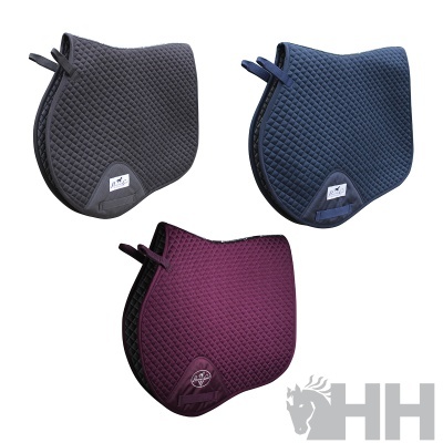 Três mantas de sela acolchoadas em preto, azul e roxo, com etiquetas e logotipo HH na imagem