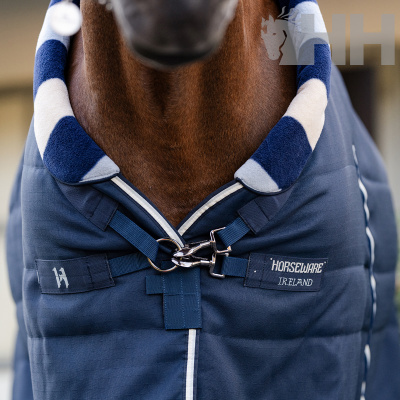Cobertor para cavalo azul escuro com gola almofadada listrada azul e branca