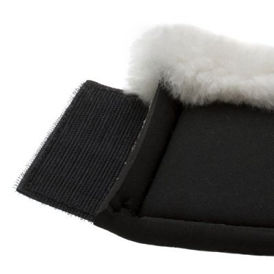 Pormenor de calçado ou acessório preto com velcro e pelo branco