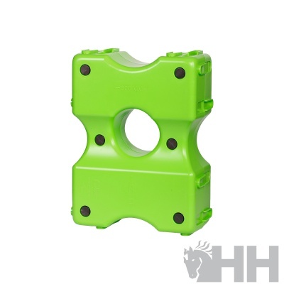 Produto plástico verde com um buraco circular e pontos pretos