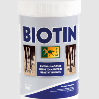 Recipiente branco de suplemento de biotina para cavalos com rótulo azul e imagens de patas de cavalo