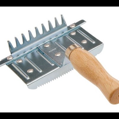 Utensílio de limpeza metálico com cabo de madeira