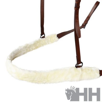 Ferragem para cavalo com tiras de couro castanho e almofada de pelúcia branca