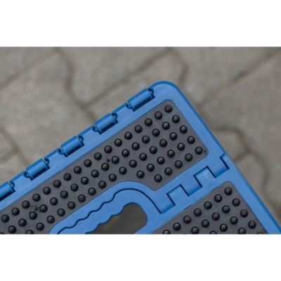 Caixa azul em plástico com superfície antiderrapante preta e fechos