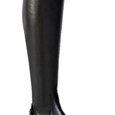 Bota alta preta de couro com botão, fundo branco