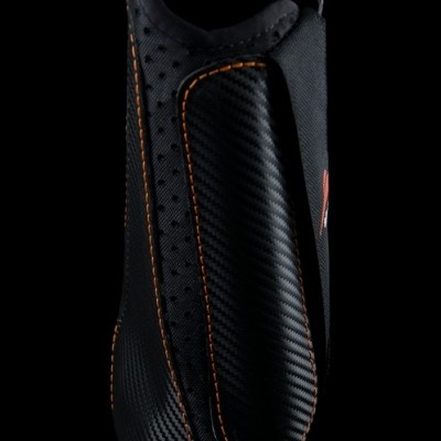 Estojo preto com textura carbono e costuras laranja com detalhe circular laranja