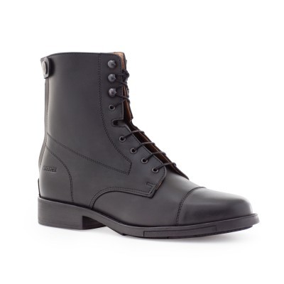 Bota preta de couro com atacadores sobre fundo branco