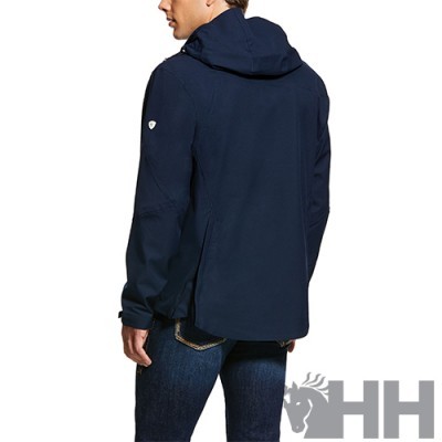 Casaco azul escuro com capuz visto de costas em modelo masculino