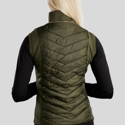Colete feminino acolchoado verde-oliva visto de costas, usado sobre camisola preta de manga comprida.