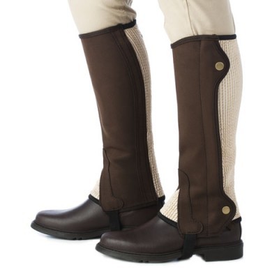 Polainas castanhas em tecido e pele com botão dourado, usadas com calças e botas pretas