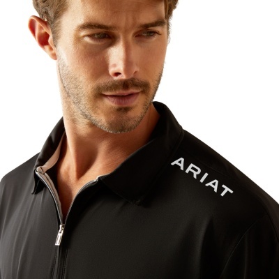 Casaco preto Ariat com fecho prateado e texto branco no ombro