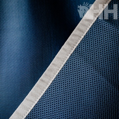 Tecido azul com malha e costura branca com impressão de cavalo e letras LH