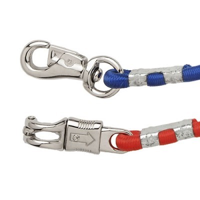 Cordas azul e vermelha com ganchos metálicos prateados