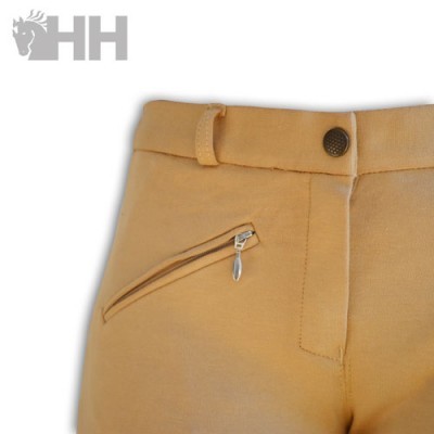 Calças amarelas com bolso zipado e botão metálico